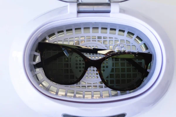 Zonnebril Wassen Een Ultrasone Wasbeurt Een Witte Achtergrond — Stockfoto