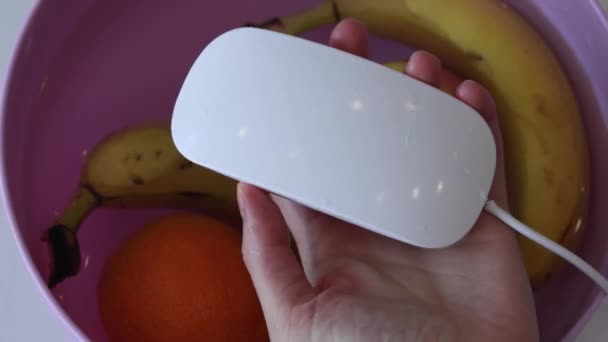 Obst Einer Schüssel Mit Einem Ultraschallwaschgerät Waschen Äpfel Bananen Orange — Stockvideo