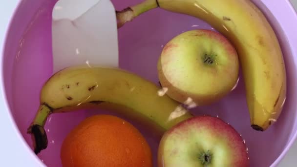 Mytí Ovoce Misce Ultrazvukovým Mycím Zařízením Jablka Banány Pomeranče — Stock video