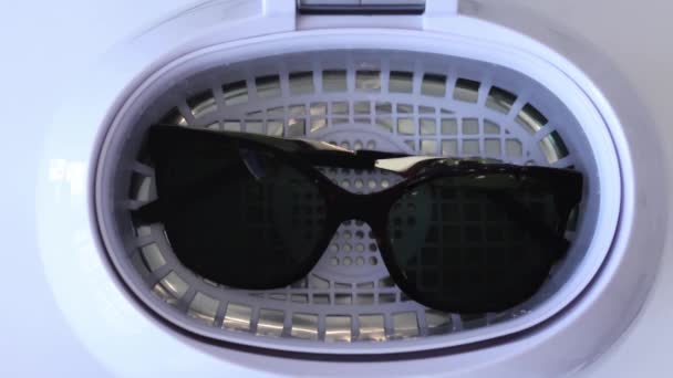 Tvätta Solglasögon Ultraljudstvätt Vit Bakgrund — Stockvideo
