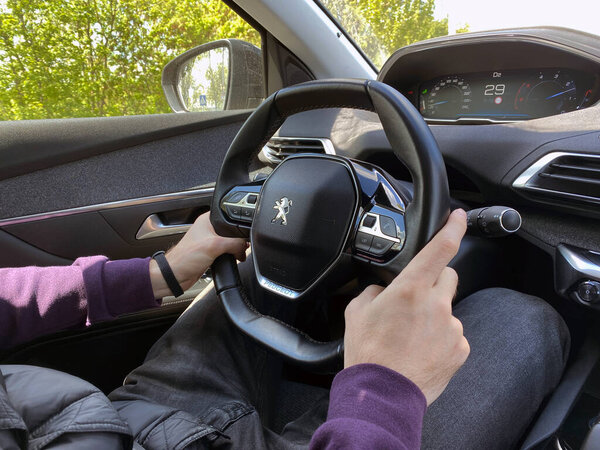 IRPEN, Украина, 13 мая 20223, человек за рулем Peugeot 3008, Иллюстративная редакция.