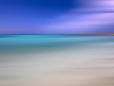 Maldivler 'deki plajlı gökyüzü ve okyanus bulanık fotoğraf. Turkuaz deniz manzaralı deniz manzarası. Bulanık hareket. Uzayı kopyala Açık mavi arkaplan