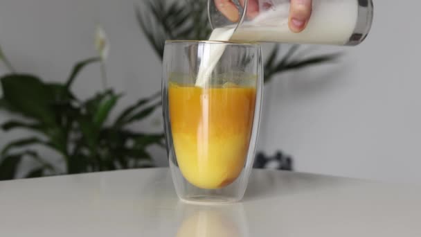 Bir Kadın Sebze Sütüyle Altın Zerdeçal Sütü Yapar — Stok video