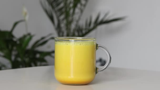Cappuccinator Μαστίγιο Χρυσό Κουρκουμά Γάλα Ένα Αφρό — Αρχείο Βίντεο