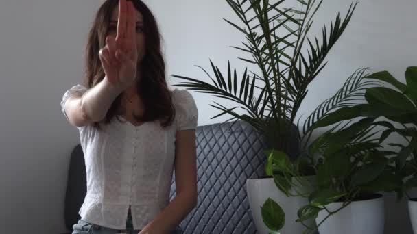 Eine Schöne Junge Psychotherapeutin Sitzt Auf Der Couch Und Demonstriert — Stockvideo