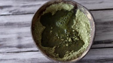 Saç rengini güçlendirmek için kına ve basma mayalamak. Sürdürülebilir.