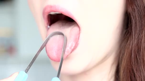 クリーナーで彼女の舌を掃除する女性のクローズアップ オーラルヘルス フレッシュブレス — ストック動画