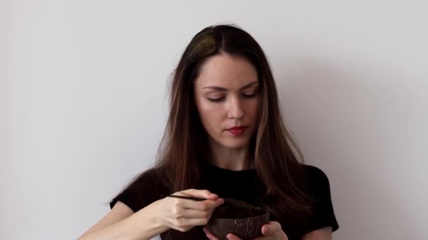Красивая Молодая Женщина Использует Краску Волос Хной Дома — стоковое видео