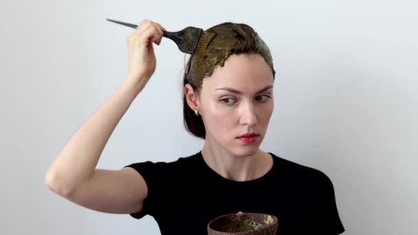 Mulher Bonita Pinta Seu Cabelo Com Uma Mistura Ervas Hena — Vídeo de Stock