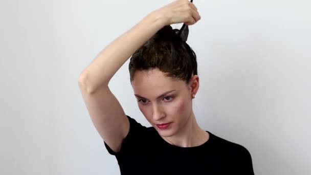 Junge Frau Verwendet Kräuter Für Haare Sie Hause Stärken Und — Stockvideo