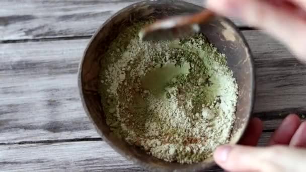 将鹰嘴豆 荞麦和其他香草粉混合在一起 使头发在一个天然的碗里变色 — 图库视频影像