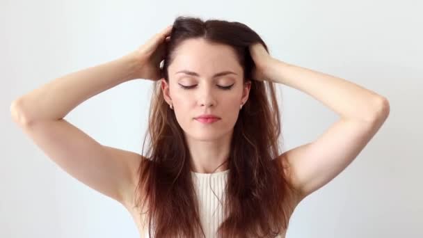 Όμορφη Γυναίκα Δίνει Κεφάλι Και Μαλλιά Μασάζ Για Βελτίωση Της — Αρχείο Βίντεο