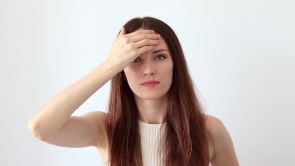 Een Mooie Vrouw Geeft Een Gezichtsmassage Met Haar Handen — Stockvideo