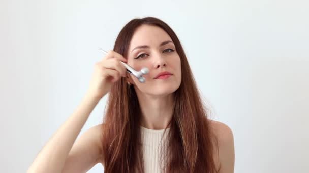 Vacker Kvinna Ger Ansiktsmassage Med Silver Ansiktsmassage För Att Lindra — Stockvideo