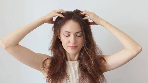 Beautiful Woman Gives Head Hair Massage Improve Blood Circulation Hair — Stock Photo, Image