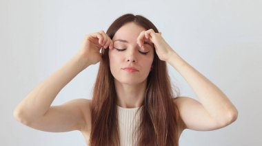 Güzel bir kadın elleriyle masaj yapar..