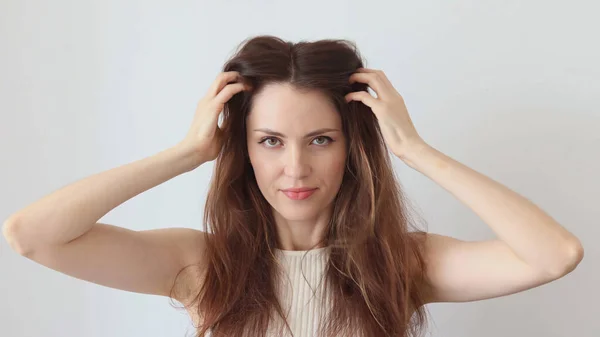Beautiful Woman Gives Head Hair Massage Improve Blood Circulation Hair — Stock Photo, Image