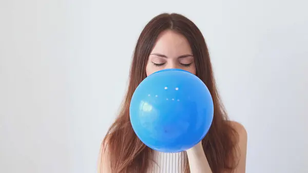 Uma Mulher Bonita Infla Balão Azul — Fotografia de Stock