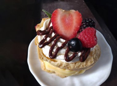 Krem şantili ve meyveli tart. Çilekli, ahududulu, yaban mersinli ve böğürtlenli kremalı pasta..