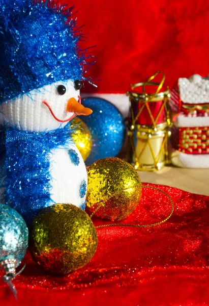 Открытки Рождество Новый Год Снеговик Рождественские Игрушки Красном Фоне Место — стоковое фото