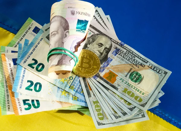 Bitcoin Dollar Euro Och Hryvnia Bakgrunden Den Ukrainska Flaggan Stöd — Stockfoto