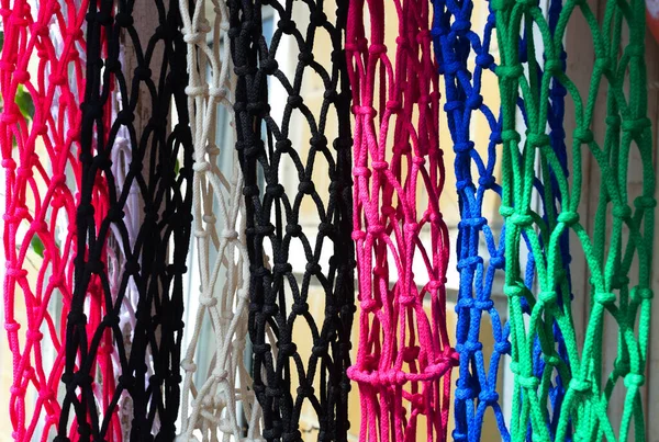 Tkanie Makramy Nici Bawełnianej Kolorowe Przedmioty Wystawie Hobby Robótka Ręczna — Zdjęcie stockowe