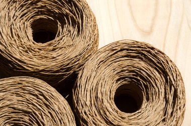 Raffia 'nın topları tahtaya yakın çekim yapıyor. Tüylerim diken diken oldu..