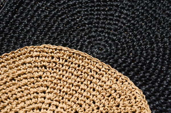 Raffia Černá Béžová Háčkovaný Vzor Proutěná Textura Jako Pozadí — Stock fotografie