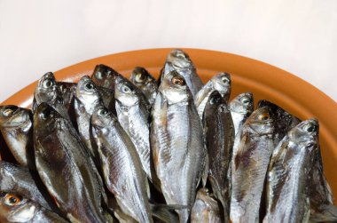 Kasvetli ya da Shemaya. Seramik tabakta kurutulmuş balık. Bira için çok lezzetli, yağlı üst su..