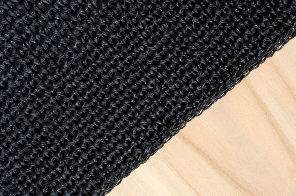 木製の背景にかぎ針編みのトラフィックパターン ラフィアは かぎ針編みがしやすい有機木材繊維です — ストック写真