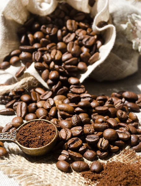 Kahve çekirdekleri ve bezelyeye yakın çekim. Arabica en yaygın kahve türüdür..