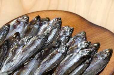 Kasvetli ya da Shemaya. Seramik tabakta kurutulmuş balık. Bira için çok lezzetli, yağlı üst su..