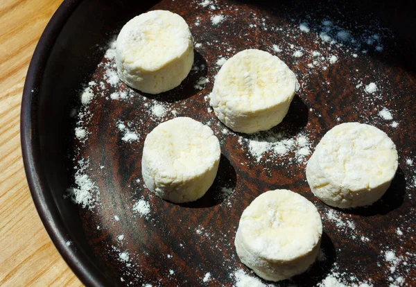 チーズケーキを焼くためのコテージチーズ 揚げ前にチーズケーキ セラミックの背景においしい粒状の自家製コテージチーズ — ストック写真