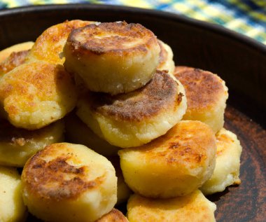 Ev yapımı peynirli kekler tavada kızartılır. Altın kabuklu lezzetli süzme peynirli krep..