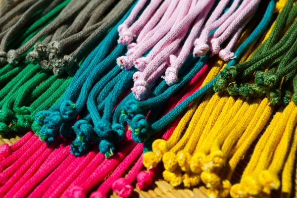 糸の上に多色の結び目 マクラメを織るためのトルコ糸 — ストック写真