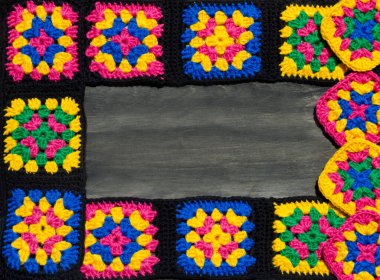 Renkli pamuklu büyükanne meydanı. Tığ işi dokusu, yakın plan fotoğraf. El yapımı zigzag takılar. Metin için yer.