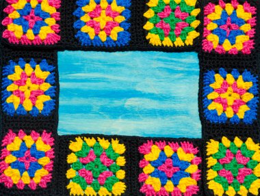 Renkli pamuklu büyükanne meydanı. Tığ işi dokusu, yakın plan fotoğraf. El yapımı zigzag takılar. Metin için yer.