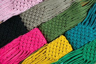 Makrome tekniğiyle örülmüş küçük kadın çantaları. Cep telefonları için çok renkli çantalar. Pamuk kablosu. ECO materyali.