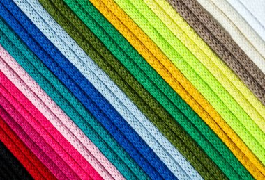 Türk ipliği. Çekirdekli pamuk. Makrome için parlak renkli pamuk iplikçikleri.