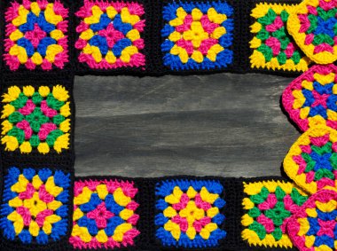 Renkli pamuklu büyükanne meydanı. Tığ işi dokusu, yakın plan fotoğraf. El yapımı zigzag takılar..