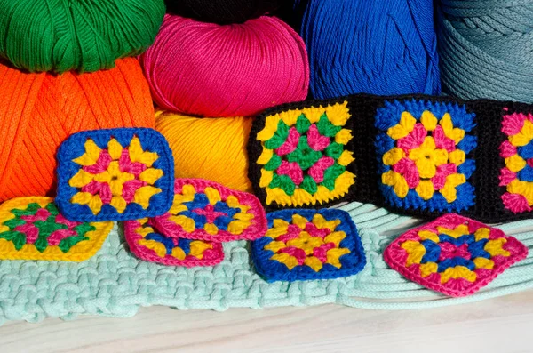 Ziguezague Tricotado Ornamentos Feitos Mão Novelos Fios Multicoloridos Quadrado Vovó — Fotografia de Stock