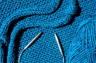 Turkuaz desenli forma, yarı yün iplikten örülmüş dikiş iğnelerinin üzerine örülmüş. El yapımı, hobi, çevrimiçi moda kursu..