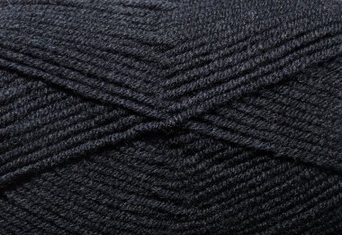 Yün karışımı iplik, siyah renk. Sıcak yün karışımı iplik yakın plan.