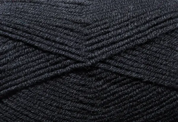 Yün karışımı iplik, siyah renk. Sıcak yün karışımı iplik yakın plan.