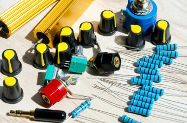 Elektronik ekipman onarımı için radyo parçaları, regülatörler, rezistanslar, konnektörler. Ev atölyesi