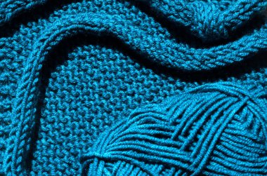 Turkuaz desenli forma, yarı yün iplikten örülmüş dikiş iğnelerinin üzerine örülmüş. El yapımı, hobi, çevrimiçi moda kursu..