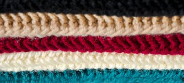 Yün karışımı iplik örnekleri. Çok renkli tığ işi desenlerinin yakın çekimi.