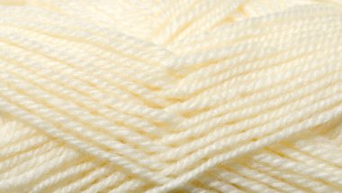 Yün karışımı ipliğin dokusu sütlüdür. Sıcak yün karışımı bir ipliğin yakın plan çekimi..