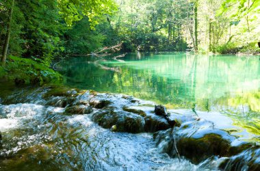 Hırvatistan 'daki ulusal park Plitvice Gölleri. Mavi gökyüzüne karşı bir ormanda şelale.
