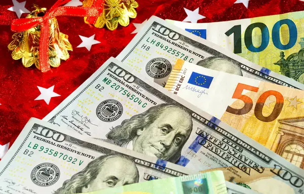 Dollar Och Euro Bakgrunden Nyår Och Jul Inredning Jultomten Hatt Royaltyfria Stockfoton